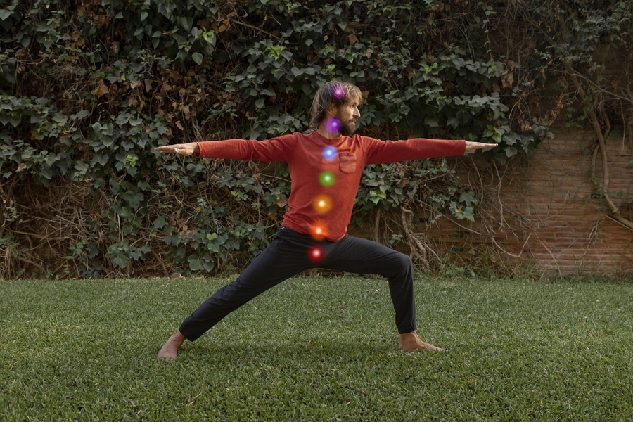 Homem em posição de yoga para alinhar os chakras