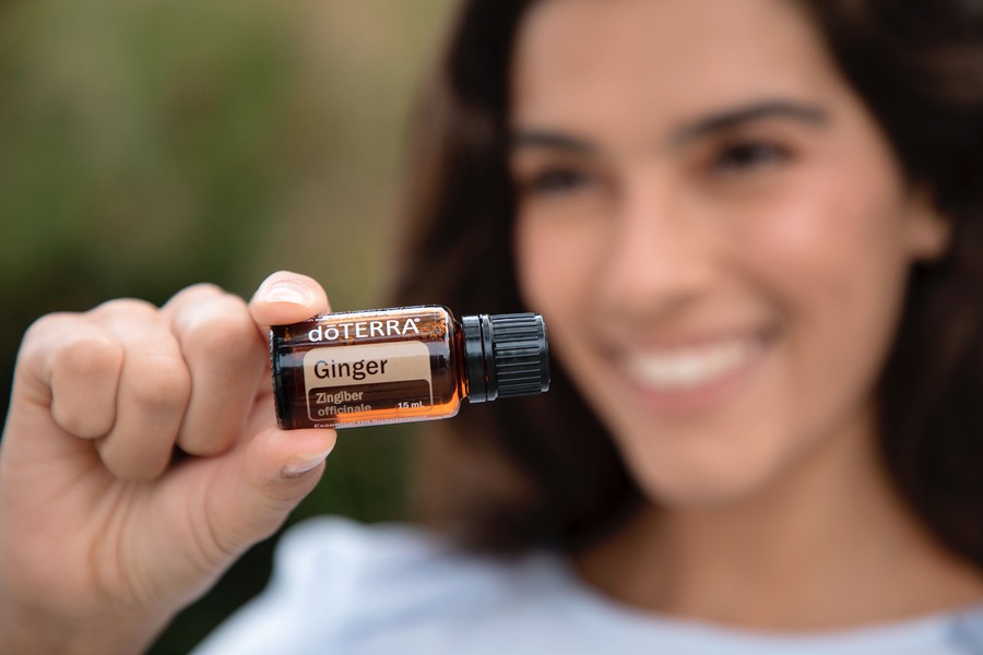 Mulher segurando um vidro de óleo essencial Doterra