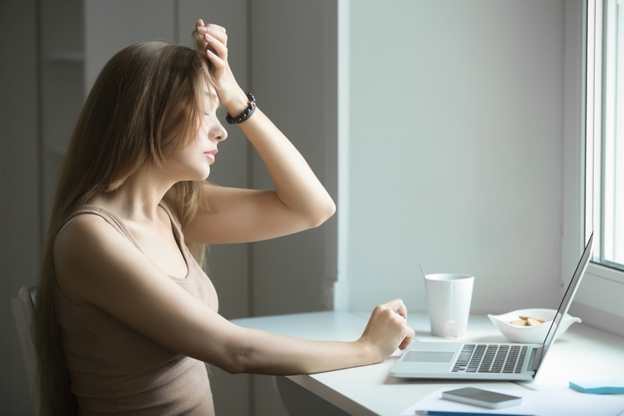 Mulher em frente ao computador cansada