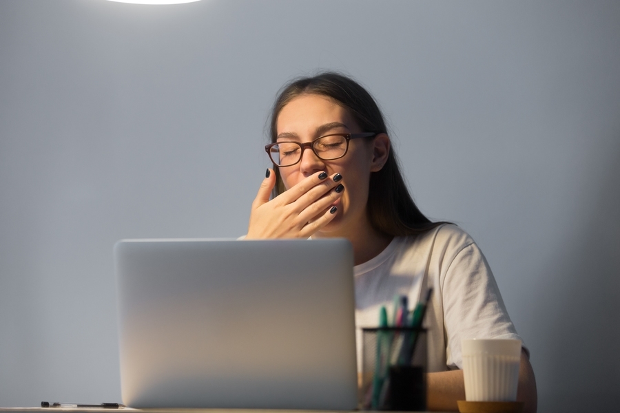 Mulher em frente ao computador com fadiga