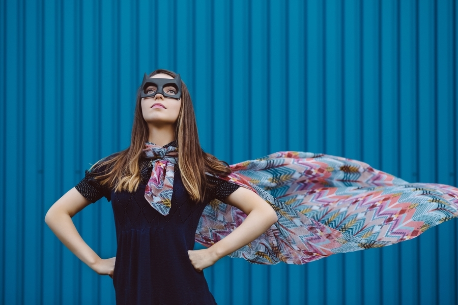 Mulher fazendo pose heroína