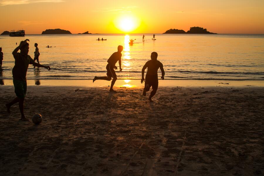 Pessoas na beira do mar